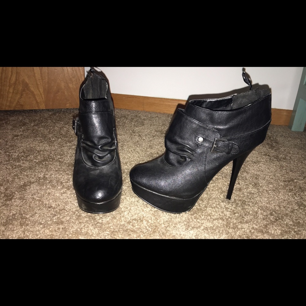 Size 7/8 high heel booties.